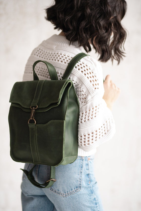 dark green leather backpack Saola Tech by Capra Best backpack for travel Samsonite Dark Green Executive Leather