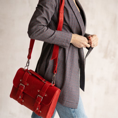 Bolso de mano tipo bandolera de piel roja: bolso tote para el día a día.