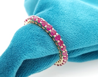 Aliança Eternity com Rubi Rosa | Anel Fino Empilhável em Ouro