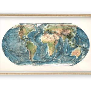 Puede incluir: Una pieza de arte mural enmarcada que presenta un mapa físico en relieve del mundo con forma ovalada. El mapa muestra los continentes en tonos verdes, bronceados y marrones, contrastados con profundidades oceánicas azul oscuro, en un marco de madera.