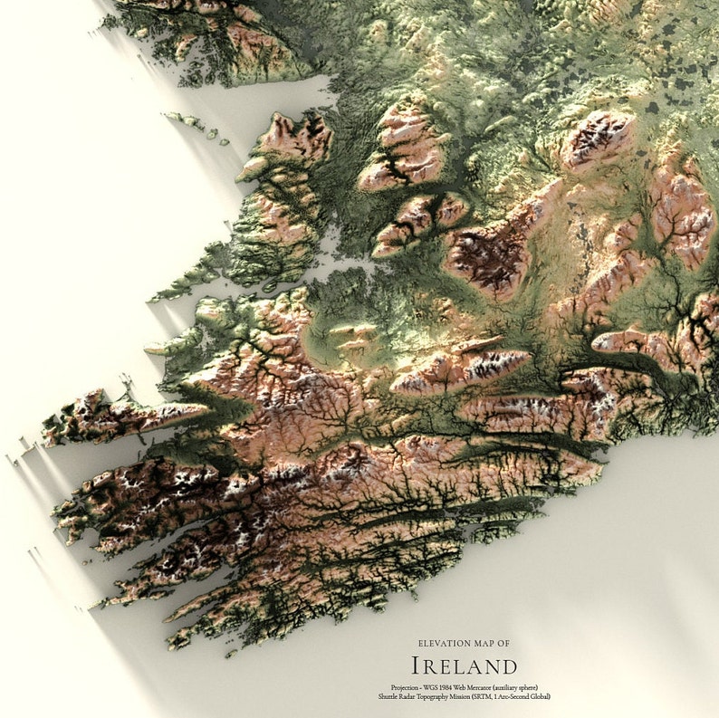 Pu&ograve; includere: Una mappa di elevazione 3D dell'Irlanda, che mostra la topografia del paese con sfumature di verde, marrone e beige. La mappa &egrave; etichettata "Mappa di elevazione dell'Irlanda" e include la proiezione e la fonte dei dati.