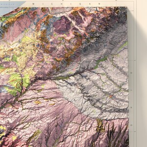 Op de afbeelding: Een gedetailleerde geologische kaart van een regio in Michigan, die verschillende gesteenteformaties en geologische kenmerken laat zien. De kaart is in tinten roze, groen, geel en bruin, met zwarte lijnen die rivieren en beken voorstellen.