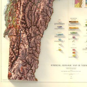 K&ouml;nnte beinhalten: Eine detaillierte geologische Karte von Vermont, die das Gel&auml;nde des Bundesstaates und verschiedene geologische Merkmale zeigt. Die Karte ist farbcodiert, um verschiedene Arten von Gesteinsformationen, Gletscherablagerungen und andere geologische Merkmale anzuzeigen. Die Karte tr&auml;gt den Titel "SURFICIAL GEOLOGIC MAP OF VERMONT" und enth&auml;lt eine Legende, die die verschiedenen Farben und Symbole erkl&auml;rt, die auf der Karte verwendet werden.