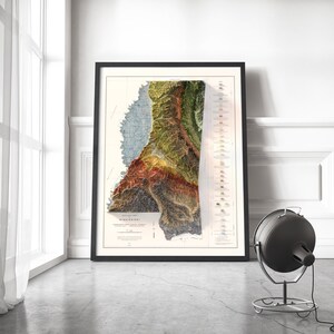 K&ouml;nnte beinhalten: Eine schwarze gerahmte Karte von Mississippi mit einem 3D-topografischen Reliefdesign. Die Karte zeigt die H&ouml;henunterschiede des Bundesstaates in Gr&uuml;n-, Braun- und Blaut&ouml;nen. Die Karte tr&auml;gt den Titel "Mississippi" und enth&auml;lt eine Legende der H&ouml;henbereiche.