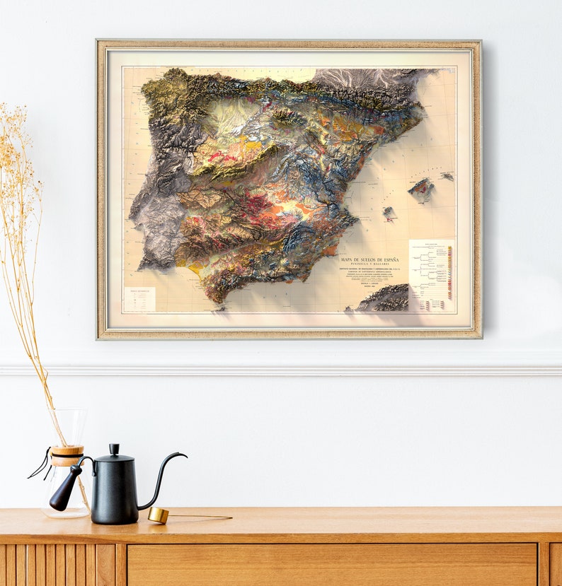 Puede incluir: Un mapa vintage de Espa&ntilde;a que muestra las formaciones geol&oacute;gicas del pa&iacute;s. El mapa est&aacute; enmarcado en oro y tiene una clave detallada con diferentes colores que representan diferentes formaciones geol&oacute;gicas.
