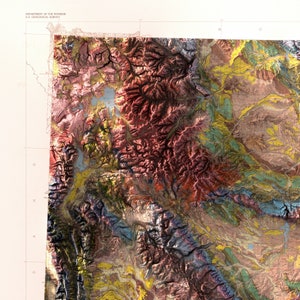 Puede incluir: Un mapa geol&oacute;gico detallado de una regi&oacute;n monta&ntilde;osa, que presenta una variedad de colores y texturas. El mapa muestra las diferentes formaciones rocosas y las caracter&iacute;sticas geol&oacute;gicas del &aacute;rea.