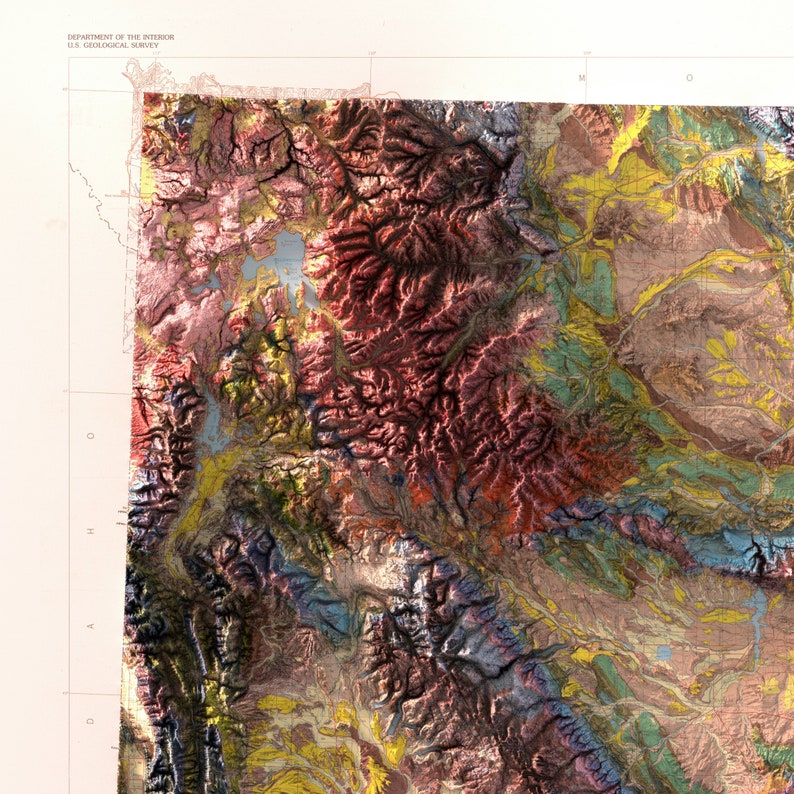Puede incluir: Un mapa geol&oacute;gico detallado de una regi&oacute;n monta&ntilde;osa, que presenta una variedad de colores y texturas. El mapa muestra las diferentes formaciones rocosas y las caracter&iacute;sticas geol&oacute;gicas del &aacute;rea.