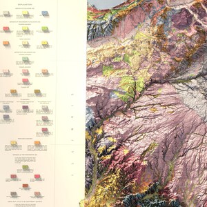 Op de afbeelding: Een geologische kaart van een regio in de Verenigde Staten, die verschillende gesteenteformaties en hun leeftijd laat zien. De kaart is kleurgecodeerd, waarbij verschillende kleuren verschillende gesteentetypen voorstellen. De kaart bevat ook een legenda die de verschillende kleuren en symbolen verklaart die op de kaart worden gebruikt.