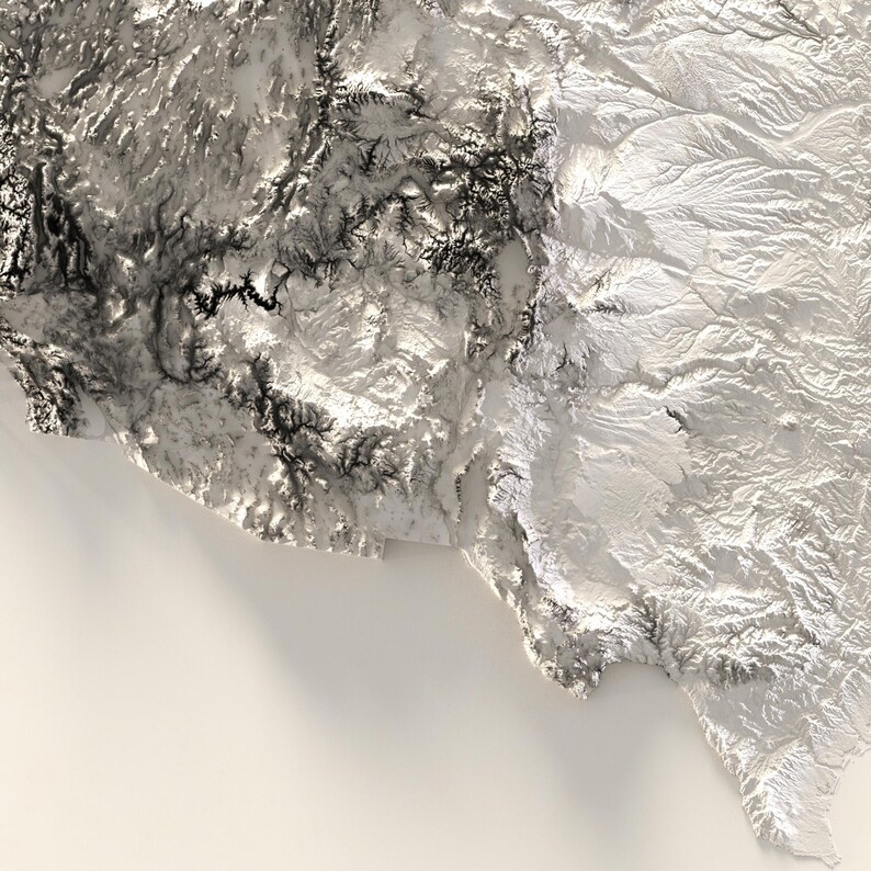 Pu&ograve; includere: Una mappa topografica in bianco e nero di una regione montuosa. La mappa mostra l'altitudine del terreno con diverse tonalit&agrave; di grigio. Le montagne sono molto dettagliate e la mappa &egrave; molto realistica.