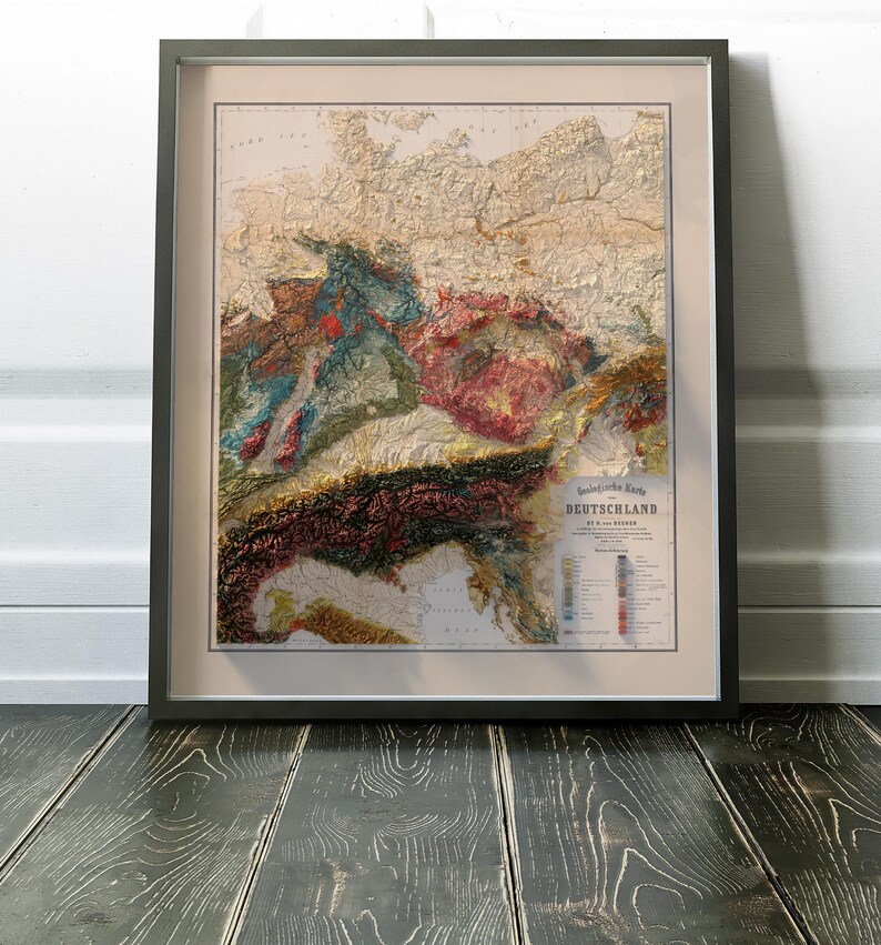 K&ouml;nnte beinhalten: Eine vintage Reliefkarte von Deutschland, die die Topographie des Landes mit verschiedenen Farben und Texturen zeigt. Die Karte ist in einem schwarzen Rahmen gerahmt und tr&auml;gt den Titel "Geologische Karte von DEUTSCHLAND".