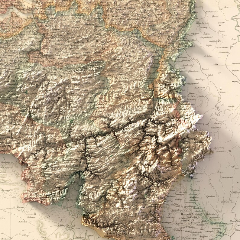Pode incluir: Um mapa topogr&aacute;fico detalhado de uma regi&atilde;o montanhosa, com cores castanho, verde e bege. O mapa mostra rios, vales e picos. O mapa &eacute; impresso em um fundo branco.
