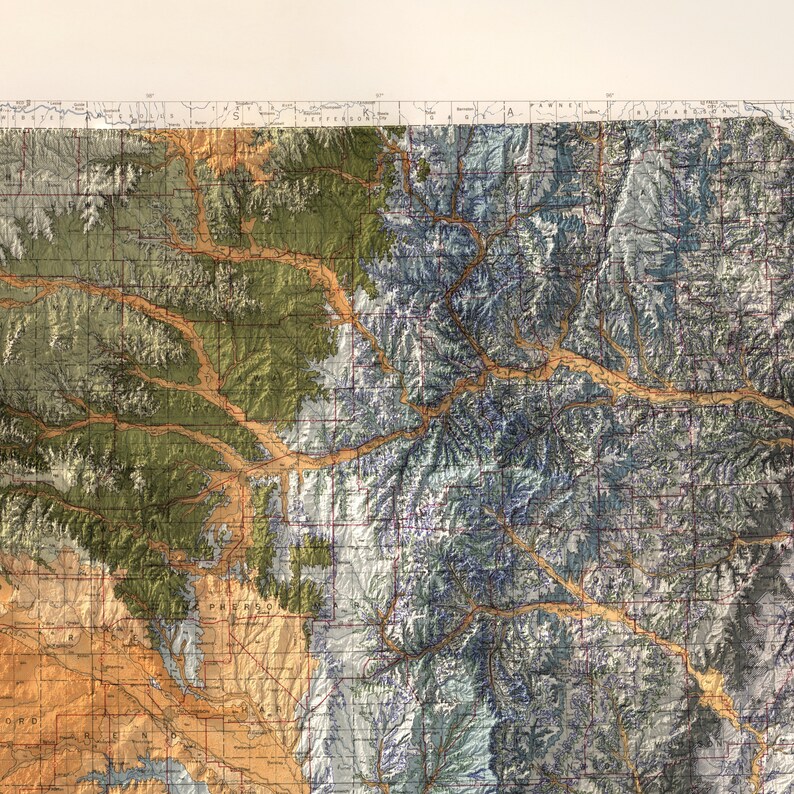 Puede incluir: Un mapa topogr&aacute;fico detallado de una regi&oacute;n monta&ntilde;osa con una cuadr&iacute;cula superpuesta. El mapa presenta una variedad de colores, incluyendo verde, marr&oacute;n y azul, para representar diferentes elevaciones y caracter&iacute;sticas del terreno. El mapa tambi&eacute;n incluye una leyenda y una barra de escala.