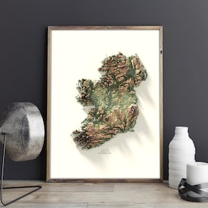 Pu&ograve; includere: Una stampa incorniciata di una mappa topografica dell'Irlanda. La mappa &egrave; in tonalit&agrave; di verde e marrone, con uno sfondo bianco. Il testo "Topographic Map of IRELAND" &egrave; stampato nella parte inferiore della mappa.