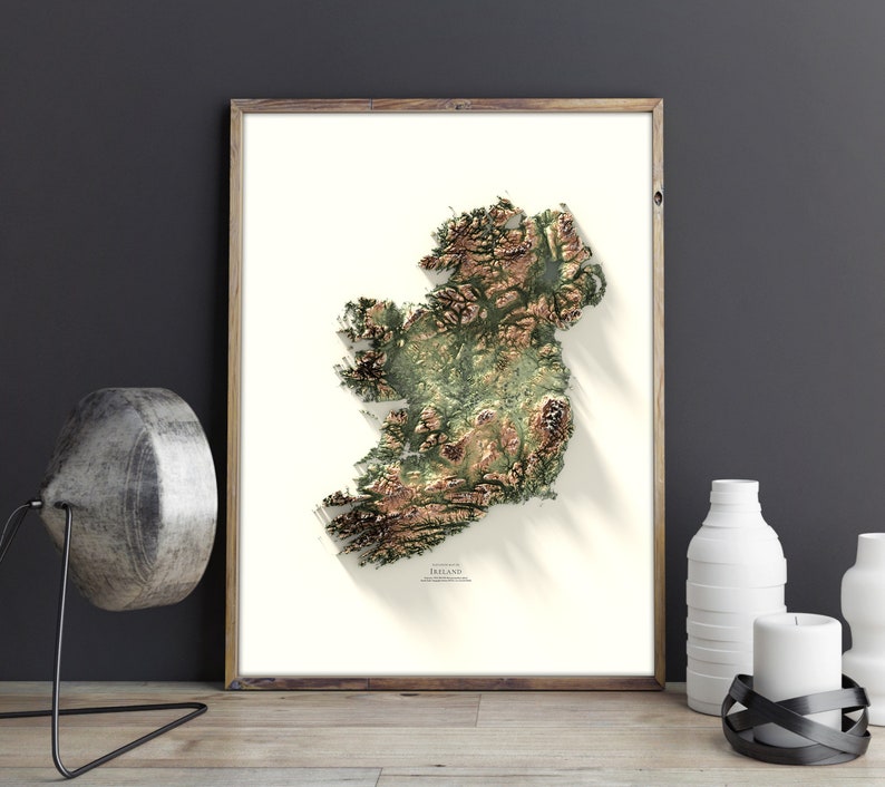 Pu&ograve; includere: Una stampa incorniciata di una mappa topografica dell'Irlanda. La mappa &egrave; in tonalit&agrave; di verde e marrone, con uno sfondo bianco. Il testo "Topographic Map of IRELAND" &egrave; stampato nella parte inferiore della mappa.