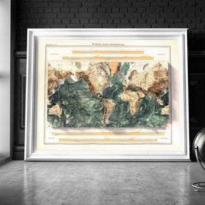 Pu&ograve; includere: Una stampa incorniciata di una mappa del mondo vintage. La mappa presenta i continenti in marrone e gli oceani in verde. La stampa con cornice bianca &egrave; esposta su uno sfondo scuro. Un elemento decorativo.