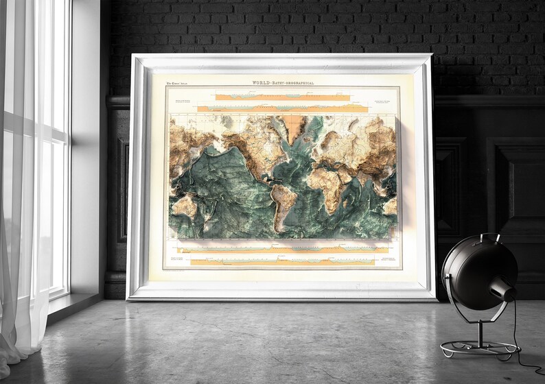 Pu&ograve; includere: Una stampa incorniciata di una mappa del mondo vintage. La mappa presenta i continenti in marrone e gli oceani in verde. La stampa con cornice bianca &egrave; esposta su uno sfondo scuro. Un elemento decorativo.