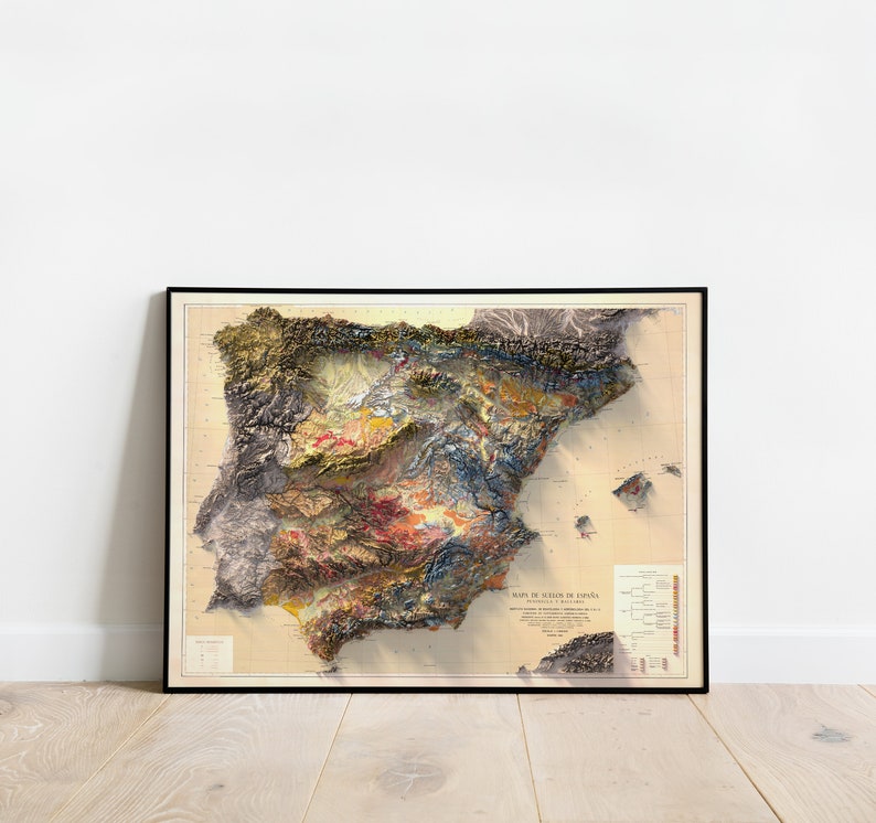 Puede incluir: Un mapa en relieve vintage y detallado de Espa&ntilde;a, que muestra la topograf&iacute;a y las caracter&iacute;sticas geol&oacute;gicas del pa&iacute;s. El mapa est&aacute; impreso en una variedad de colores, incluyendo marr&oacute;n, verde, azul y amarillo. El mapa est&aacute; enmarcado en negro y tiene un fondo blanco.