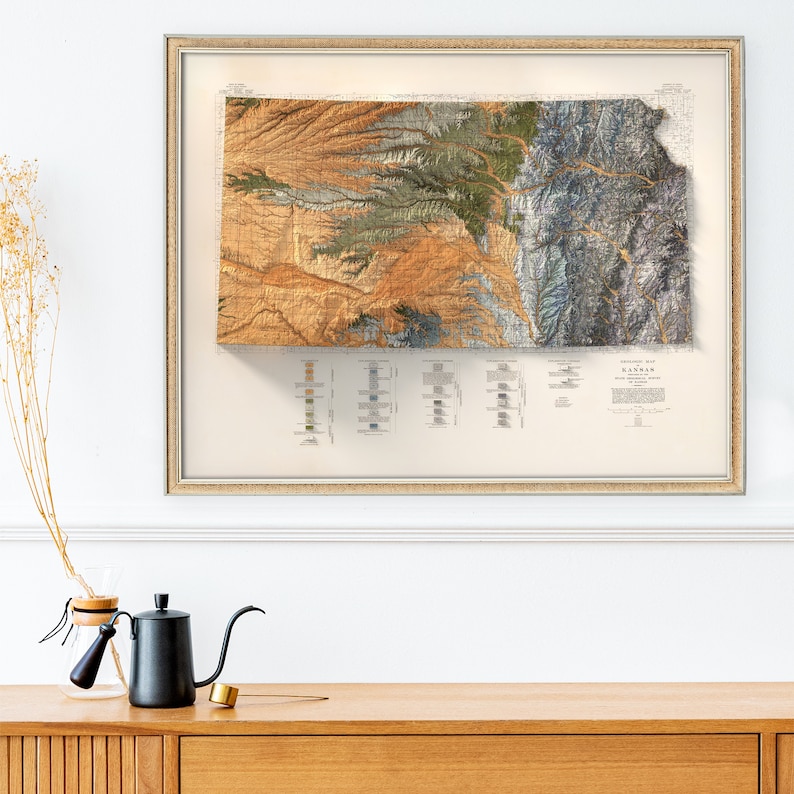 Puede incluir: Un mapa topogr&aacute;fico vintage enmarcado del Gran Ca&ntilde;&oacute;n, con un efecto 3D, que muestra los cambios de elevaci&oacute;n en el paisaje. El mapa est&aacute; impreso en papel color crema con colores marr&oacute;n, verde y azul. El mapa est&aacute; titulado "Topographic Map Grand Canyon National Park & Vicinity, Arizona".