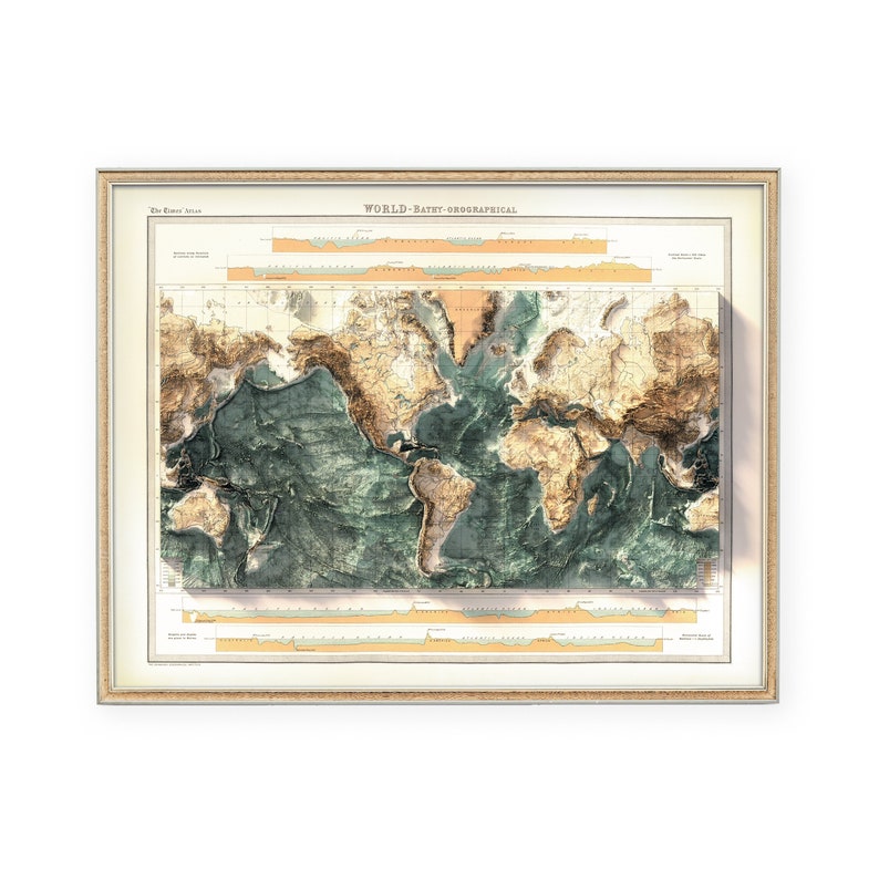 Pu&ograve; includere: Mappa del mondo incorniciata con un design a rilievo, che mostra l'altitudine del terreno e le profondit&agrave; oceaniche. La mappa presenta i continenti in tonalit&agrave; marroni e verdi, con il titolo "WORLD-BATHY-OROGRAPHICAL" in alto.