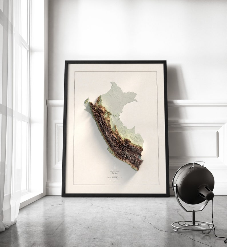 Pode incluir: Um mapa emoldurado do Peru com um design de relevo topogr&aacute;fico 3D. O mapa &eacute; impresso em papel branco e tem uma moldura preta. O mapa &eacute; exibido em uma parede branca com uma l&acirc;mpada preta em primeiro plano.