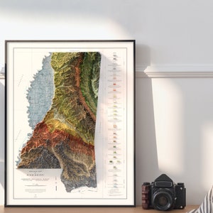 K&ouml;nnte beinhalten: Eine Reliefkarte von Mississippi im Vintage-Stil, die die Topographie des Bundesstaates in Gr&uuml;n-, Braun- und Blaut&ouml;nen zeigt. Die Karte ist schwarz gerahmt und hat einen wei&szlig;en Hintergrund mit einer Legende der geologischen Formationen.