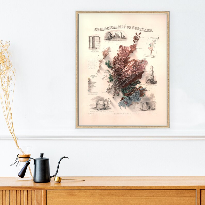 Może przedstawiać: Antyczna mapa geologiczna Szkocji, wydrukowana w kolorze brązowym, zielonym i niebieskim. Mapa przedstawia r&oacute;żne formacje geologiczne kraju, z etykietami dla każdego regionu. Tytuł "Geological Map of Scotland" jest wydrukowany na g&oacute;rze mapy.