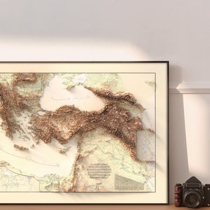 Pode incluir: Um mapa emoldurado da regi&atilde;o do Mar Negro com um efeito em relevo 3D. O mapa &eacute; impresso em um fundo creme com detalhes topogr&aacute;ficos marrons e bege. O mapa inclui os pa&iacute;ses da Turquia, Bulg&aacute;ria, Rom&ecirc;nia, Ucr&acirc;nia, R&uacute;ssia e Ge&oacute;rgia.