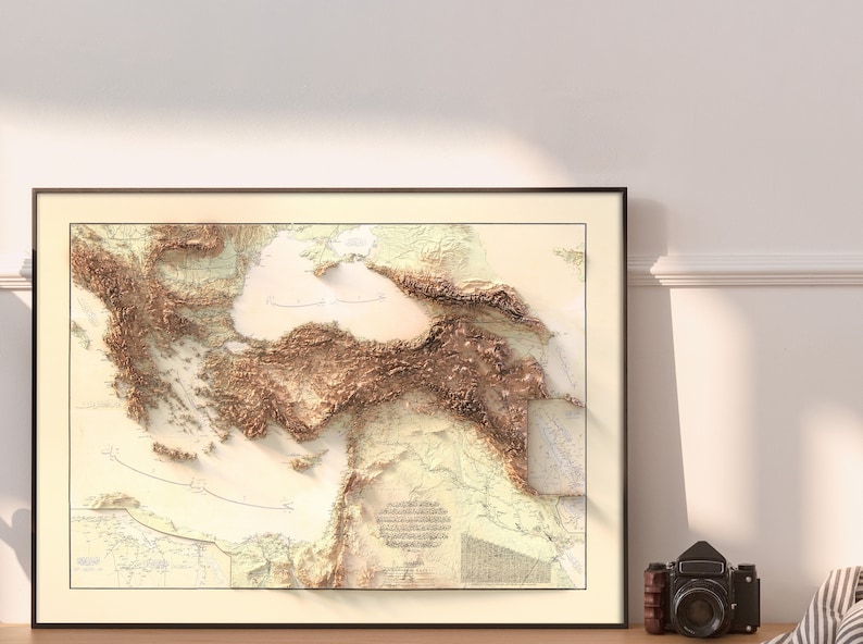 Pode incluir: Um mapa emoldurado da regi&atilde;o do Mar Negro com um efeito em relevo 3D. O mapa &eacute; impresso em um fundo creme com detalhes topogr&aacute;ficos marrons e bege. O mapa inclui os pa&iacute;ses da Turquia, Bulg&aacute;ria, Rom&ecirc;nia, Ucr&acirc;nia, R&uacute;ssia e Ge&oacute;rgia.