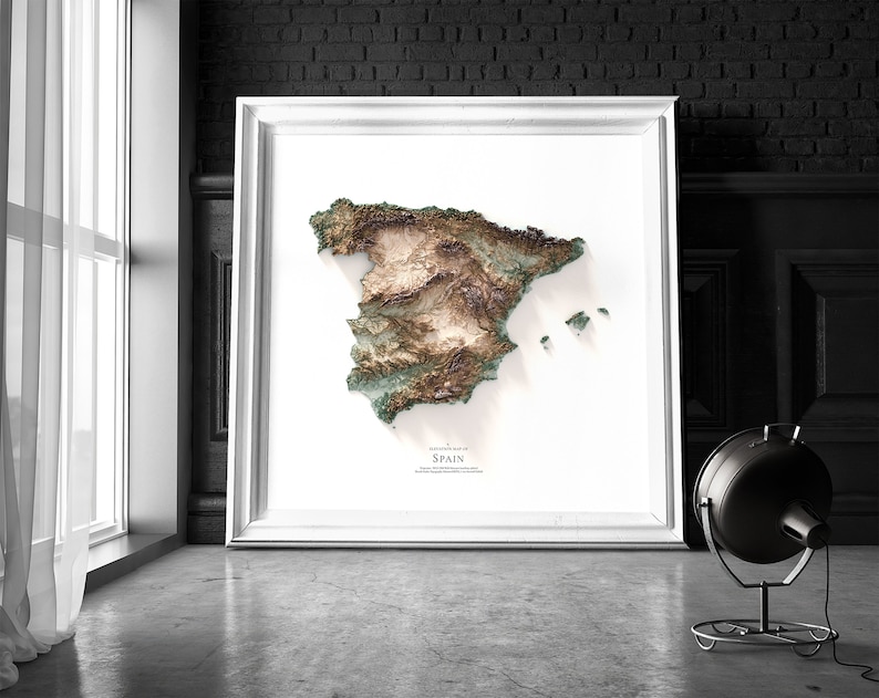 Pode incluir: Uma impress&atilde;o emoldurada branca de um mapa topogr&aacute;fico da Espanha. O mapa est&aacute; em tons de verde, marrom e bege, mostrando o terreno do pa&iacute;s. O t&iacute;tulo "Mapa topogr&aacute;fico da Espanha" est&aacute; impresso abaixo do mapa.