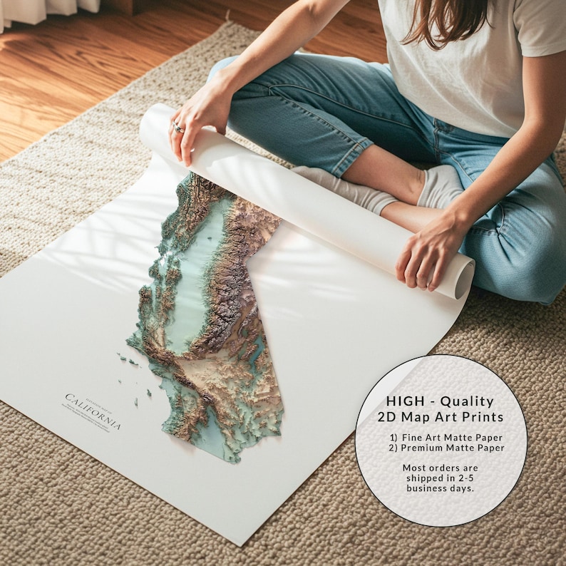 Op de afbeelding: Een opgerolde kaartafdruk van Californi&euml;, met gedetailleerd topografisch reli&euml;f in bruin, groen en blauw. De afdruk is op mat papier. Tekst op de afdruk luidt "CALIFORNIA". Een cirkelvormige afbeelding zegt "HIGH - Quality 2D Map Art Prints".