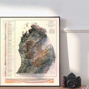 Puede incluir: Un mapa topogr&aacute;fico de estilo vintage de Michigan, que muestra las caracter&iacute;sticas f&iacute;sicas del estado en un estilo de relieve 3D. El mapa est&aacute; impreso en papel de color crema con acentos marrones, verdes y amarillos. El t&iacute;tulo "Topographic Map of Michigan" est&aacute; impreso en la parte superior del mapa.