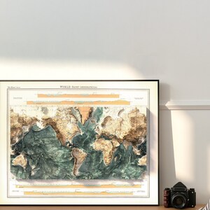 Pu&ograve; includere: Una mappa del mondo incorniciata con un design batimetrico e topografico. La mappa presenta un effetto rilievo, mostrando terre e profondit&agrave; oceaniche in tonalit&agrave; marroni e verde acqua. Il titolo "WORLD - BATHY-OROGRAPHICAL" &egrave; visualizzato in alto.