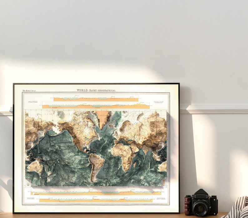 Pu&ograve; includere: Una mappa del mondo incorniciata con un design batimetrico e topografico. La mappa presenta un effetto rilievo, mostrando terre e profondit&agrave; oceaniche in tonalit&agrave; marroni e verde acqua. Il titolo "WORLD - BATHY-OROGRAPHICAL" &egrave; visualizzato in alto.