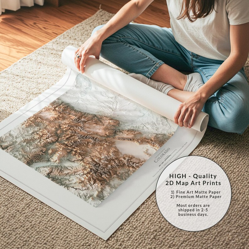 K&ouml;nnte beinhalten: Ein gro&szlig;er, aufgerollter Kunstdruck mit einer detaillierten topografischen Karte von Colorado, die braune Gebirgsz&uuml;ge und wei&szlig;es, verschneites Gel&auml;nde zeigt. Der Druck enth&auml;lt den Text COLORADO und einen wei&szlig;en Rand auf mattem Papier.