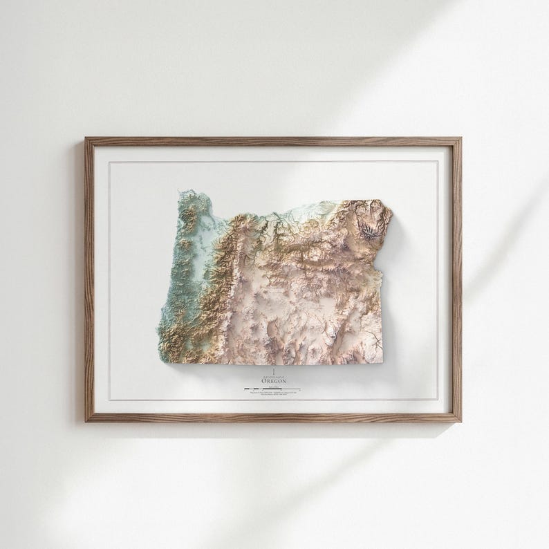 Puede incluir: Un mapa topogr&aacute;fico 3D enmarcado de Oreg&oacute;n, que muestra el variado terreno del estado. El mapa presenta un relieve detallado, con tonos de verde, marr&oacute;n y beige. El marco de madera a&ntilde;ade un toque cl&aacute;sico a esta obra de arte.