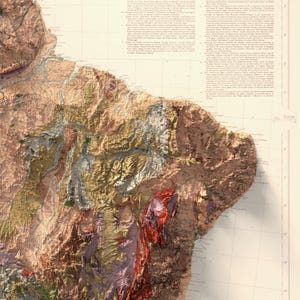 K&ouml;nnte beinhalten: Eine detaillierte geologische Karte einer Region mit verschiedenen Farben und Texturen, die unterschiedliche Gesteinsformationen darstellen. Die Karte zeigt ein bergiges Gebiet mit Fl&uuml;ssen und T&auml;lern. Die Karte ist auf wei&szlig;em Hintergrund mit einem Rastermuster gedruckt.