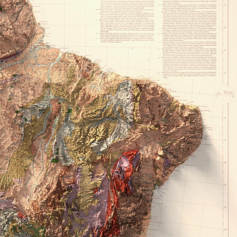 K&ouml;nnte beinhalten: Eine detaillierte geologische Karte einer Region mit verschiedenen Farben und Texturen, die unterschiedliche Gesteinsformationen darstellen. Die Karte zeigt ein bergiges Gebiet mit Fl&uuml;ssen und T&auml;lern. Die Karte ist auf wei&szlig;em Hintergrund mit einem Rastermuster gedruckt.