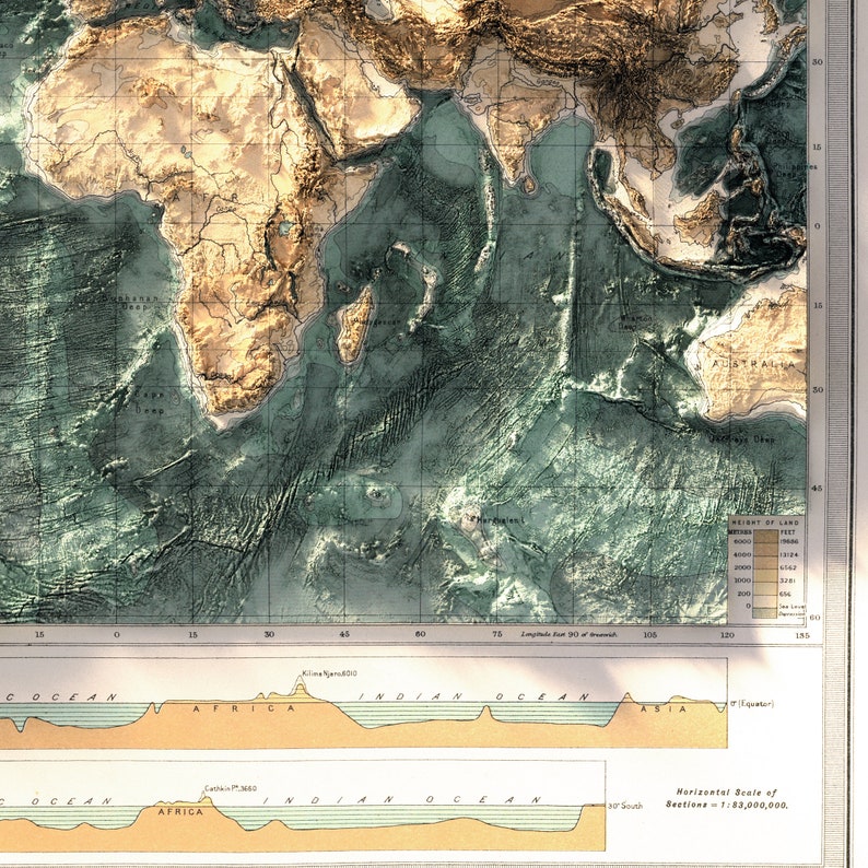Pu&ograve; includere: Una mappa vintage dettagliata dell'Oceano Indiano e dei continenti circostanti, tra cui Africa e Asia. La mappa utilizza una tecnica di ombreggiatura in rilievo per rappresentare l'altitudine del terreno e le profondit&agrave; oceaniche. La tavolozza dei colori include sfumature di marrone, verde e blu, con etichette testuali.