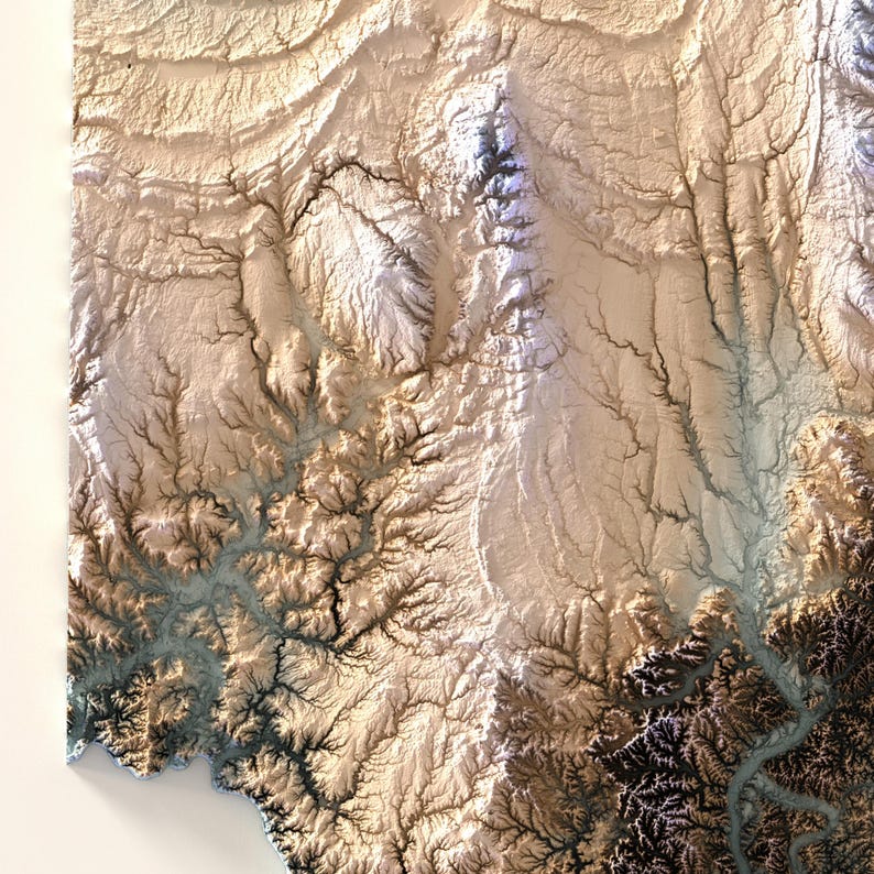 K&ouml;nnte beinhalten: Eine detaillierte, dreidimensionale topografische Karte mit Reliefwirkung. Die Karte zeigt ein komplexes Netzwerk von Canyons, T&auml;lern und Bergen in Braun-, Beige- und Wei&szlig;t&ouml;nen, wobei dunklere Bereiche Schatten oder niedrigere H&ouml;henlagen andeuten. Der Gesamteffekt ist eine strukturierte, k&uuml;nstlerische Darstellung einer Landschaft.