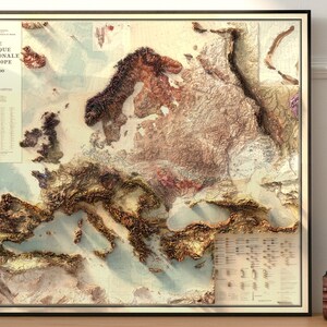 Pu&ograve; includere: Una mappa dell'Europa in stile vintage con un effetto 3D testurizzato. La mappa &egrave; stampata su uno sfondo color crema con accenti marroni, dorati e blu. Il titolo "CARTE TECTONIQUE INTERNATIONALE DE L'EUROPE" &egrave; stampato nella parte superiore della mappa.