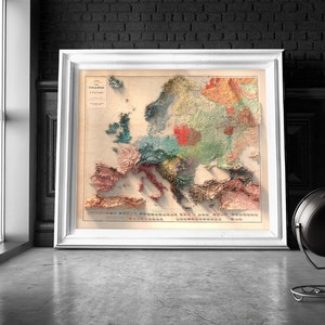 Op de afbeelding: Een vintage, ingelijste kaart van Europa met een 3D-effect. De kaart is gekleurd in tinten groen, blauw, bruin, rood en geel. De kaart is getiteld "Orographische Karte von Europa" en bevat een legenda met verschillende kleuren die verschillende hoogtes voorstellen.