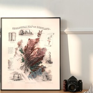 Może przedstawiać: Antyczna mapa geologiczna Szkocji, wydrukowana w kolorze brązowym, zielonym i czerwonym. Mapa przedstawia r&oacute;żne formacje geologiczne kraju, z etykietami i opisami. Tytuł "Geological Map of Scotland" jest wydrukowany w g&oacute;rnej części mapy.
