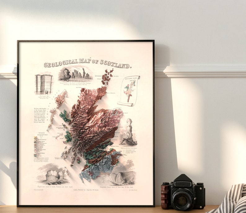 Może przedstawiać: Antyczna mapa geologiczna Szkocji, wydrukowana w kolorze brązowym, zielonym i czerwonym. Mapa przedstawia r&oacute;żne formacje geologiczne kraju, z etykietami i opisami. Tytuł "Geological Map of Scotland" jest wydrukowany w g&oacute;rnej części mapy.