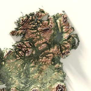 Pu&ograve; includere: Una mappa in rilievo 3D dell'Irlanda, che mostra la topografia dell'isola con colori verde, marrone e beige. La mappa &egrave; su uno sfondo bianco.