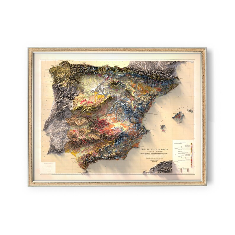 Puede incluir: Un mapa de Espa&ntilde;a de estilo vintage, que muestra los diferentes tipos de suelo en todo el pa&iacute;s. El mapa est&aacute; enmarcado en un marco de madera clara y tiene una leyenda detallada con varios colores y s&iacute;mbolos.