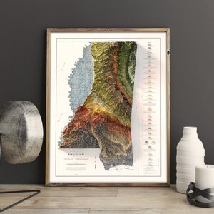 K&ouml;nnte beinhalten: Eine gerahmte Vintage-Karte von Mississippi mit einem 3D-Relief, das die Topographie des Staates zeigt. Die Karte ist in Gr&uuml;n-, Braun- und Blaut&ouml;nen gedruckt, mit einer Legende auf der rechten Seite der Karte.