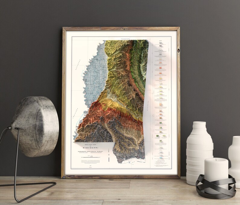 K&ouml;nnte beinhalten: Eine gerahmte Vintage-Karte von Mississippi mit einem 3D-Relief, das die Topographie des Staates zeigt. Die Karte ist in Gr&uuml;n-, Braun- und Blaut&ouml;nen gedruckt, mit einer Legende auf der rechten Seite der Karte.