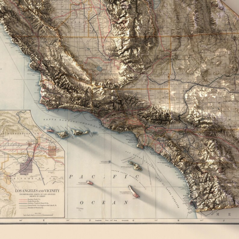 K&ouml;nnte beinhalten: Eine Vintage-Karte von Los Angeles und Umgebung, die die eingemeindeten Grenzen von Los Angeles zeigt, mit einer detaillierten Ansicht der Stra&szlig;en, Eisenbahnen und umliegenden Gebiete der Stadt. Die Karte ist in Braun- und Beiget&ouml;nen gehalten und hat einen strukturierten, gepr&auml;gten Effekt, der ihr ein dreidimensionales Aussehen verleiht. Die Karte tr&auml;gt den Titel "Los Angeles and Vicinity" und enth&auml;lt eine Legende mit verschiedenen Symbolen, die verschiedene Merkmale darstellen.