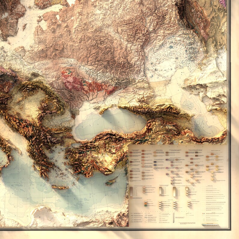 Pu&ograve; includere: Una mappa dettagliata dell'Europa con un focus sul Mar Mediterraneo e sui paesi circostanti. La mappa &egrave; in stile vintage con una tavolozza di colori caldi e una superficie testurizzata. La mappa include una legenda con vari simboli e colori che rappresentano diverse caratteristiche geografiche.
