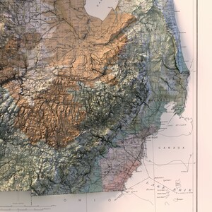 Puede incluir: Un mapa detallado del estado de Michigan, que muestra los condados y las principales ciudades. El mapa es de estilo vintage, con una combinaci&oacute;n de colores marr&oacute;n y verde. El mapa est&aacute; titulado "Michigan" e incluye los nombres de los condados y las ciudades.